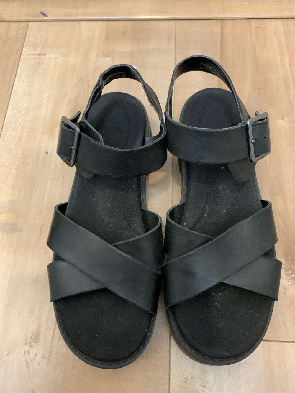 Clarks Black Cross-Strap Women's Sandals with Buckle